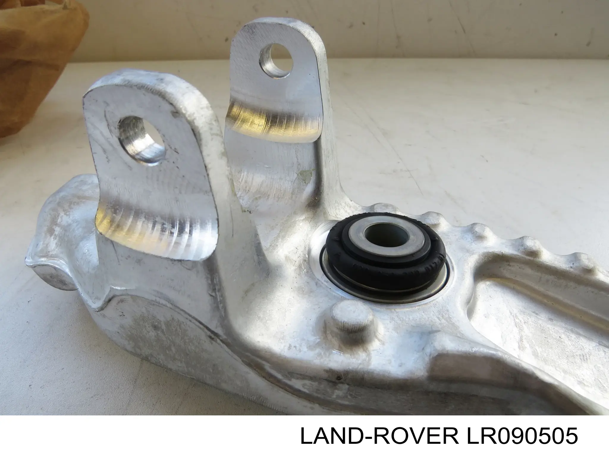Compre LR090505 Land Rover Braço oscilante inferior direito de suspensão dianteira