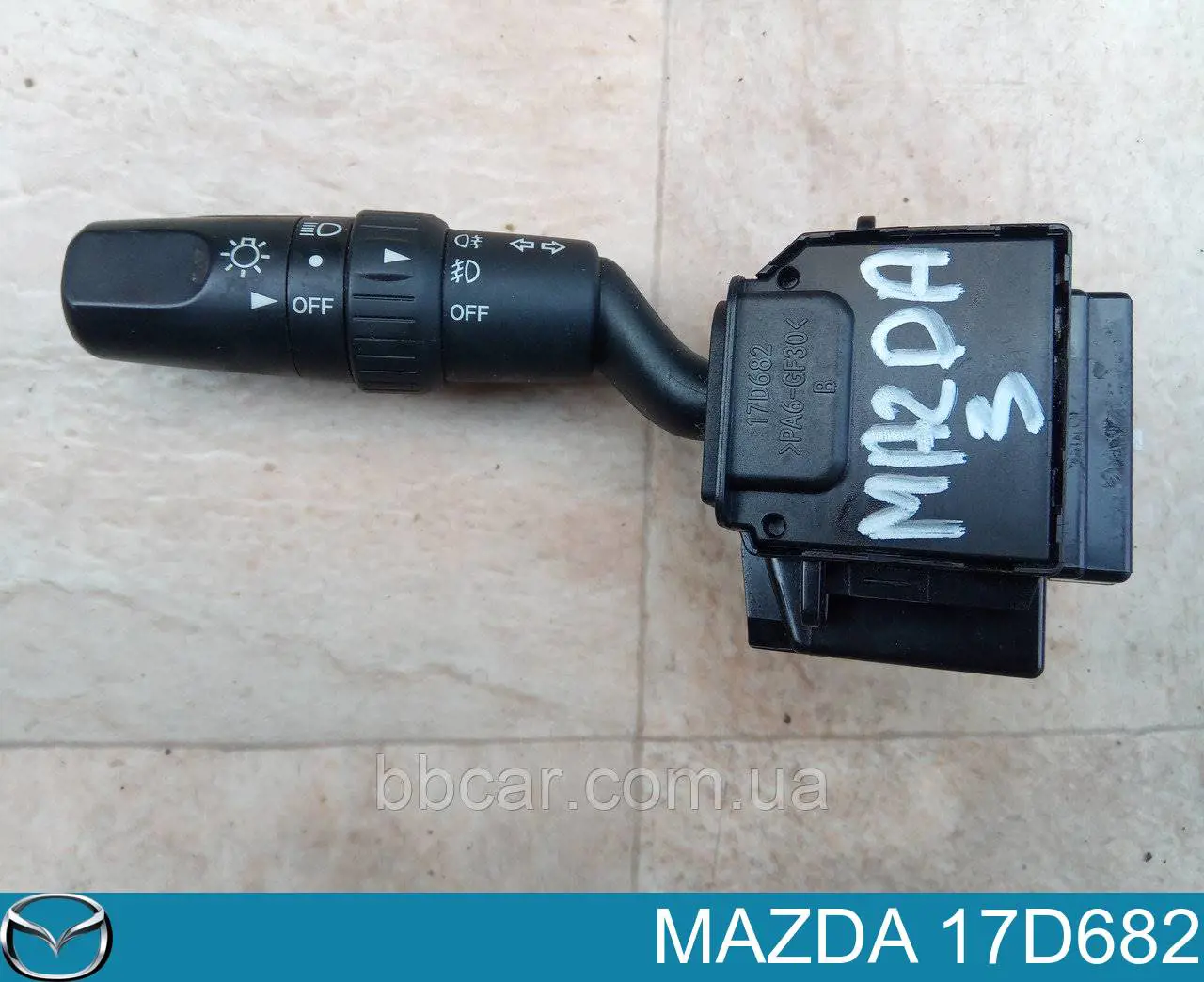 Comutador instalado na coluna da direção, montado 17D682 Mazda