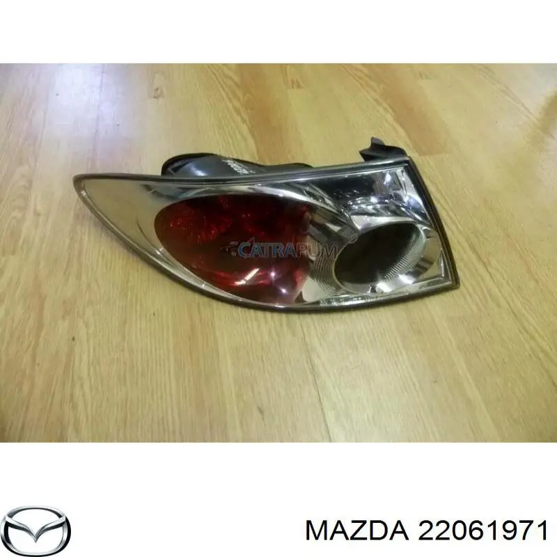 22061971 Mazda Lanterna traseira direita externa