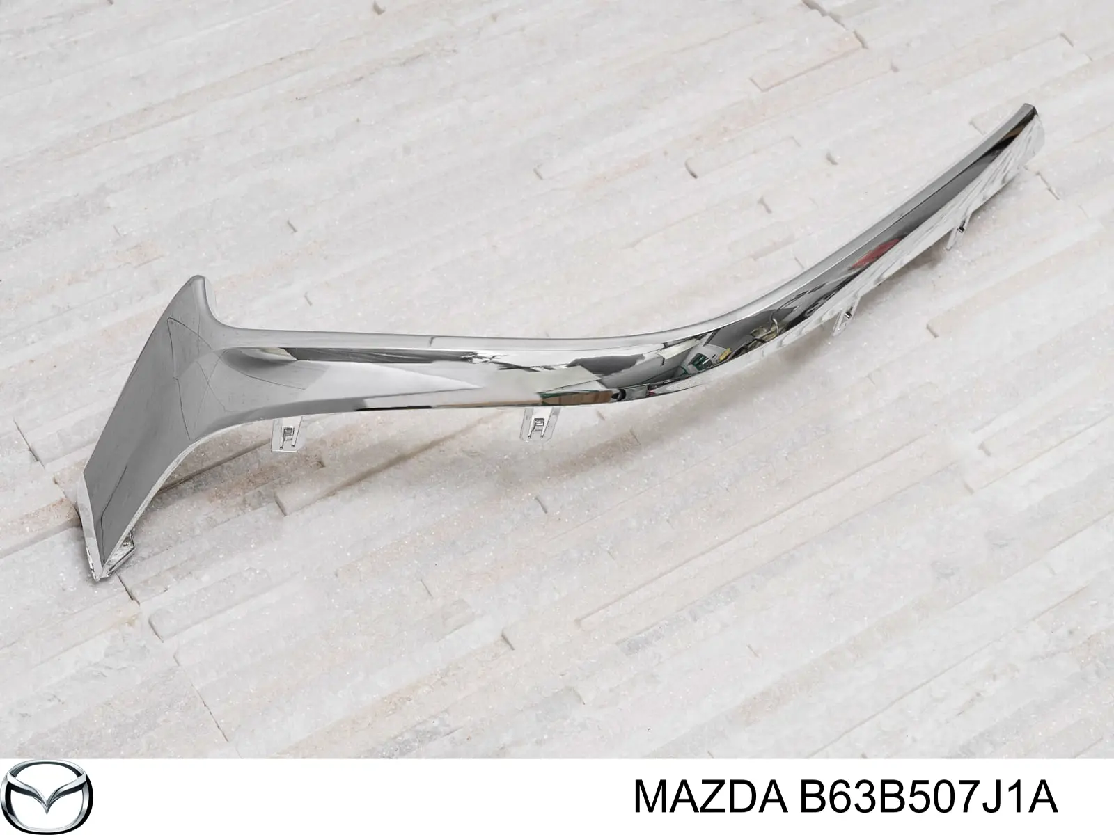 B63B507J1A Mazda Moldura de grelha do radiador direito