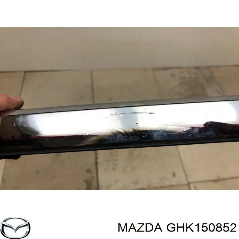 GHK150852 Mazda Moldura de tampa de porta-malas