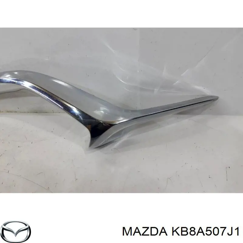 Moldura de grelha do radiador direito KB8A507J1 Mazda