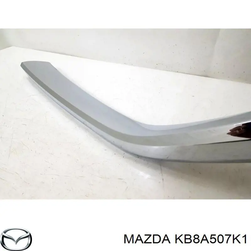 Moldura de grelha do radiador esquerdo KB8A507K1 Mazda