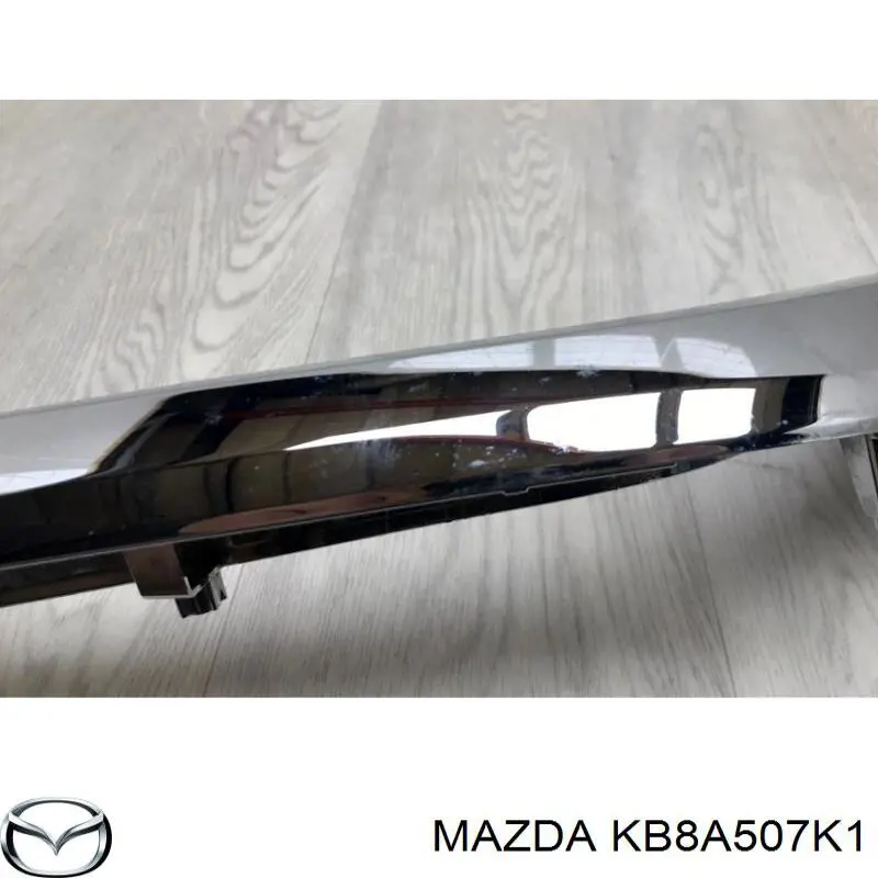 Moldura de grelha do radiador esquerdo KB8A507K1 Mazda