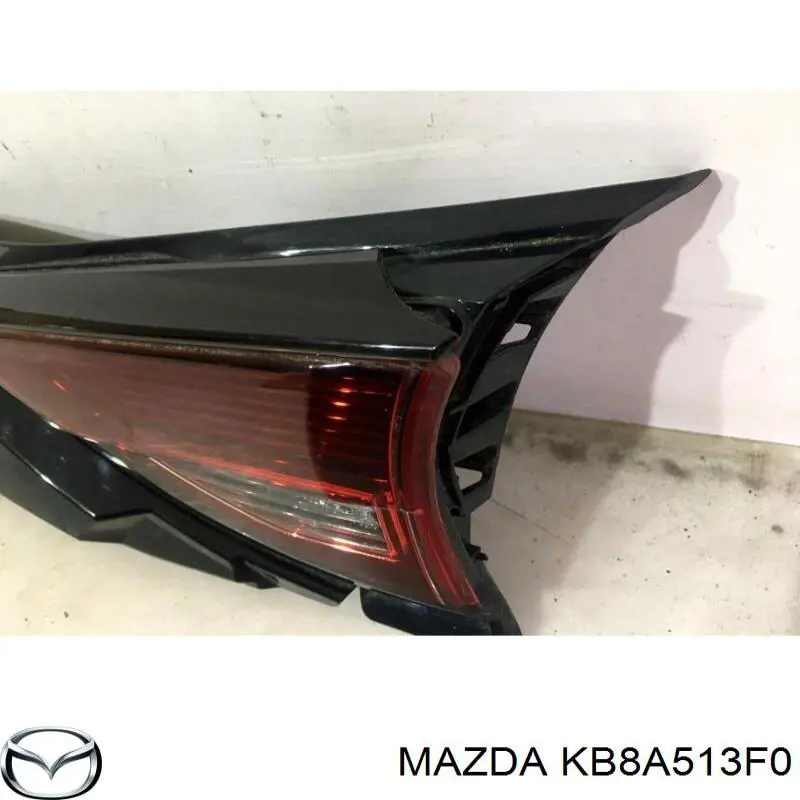 KB8A513F0B Mazda Lanterna traseira direita interna