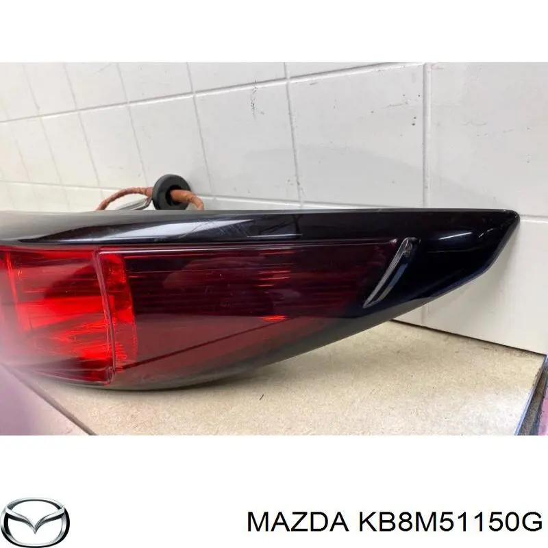 KB8M51150G Mazda Lanterna traseira direita externa