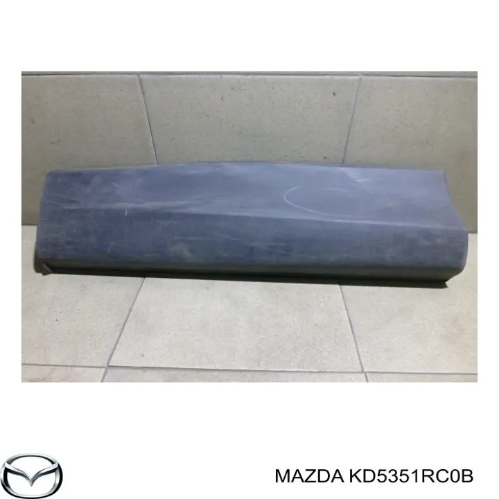 KD5351RC0B Mazda Placa sobreposta inferior da porta traseira direita