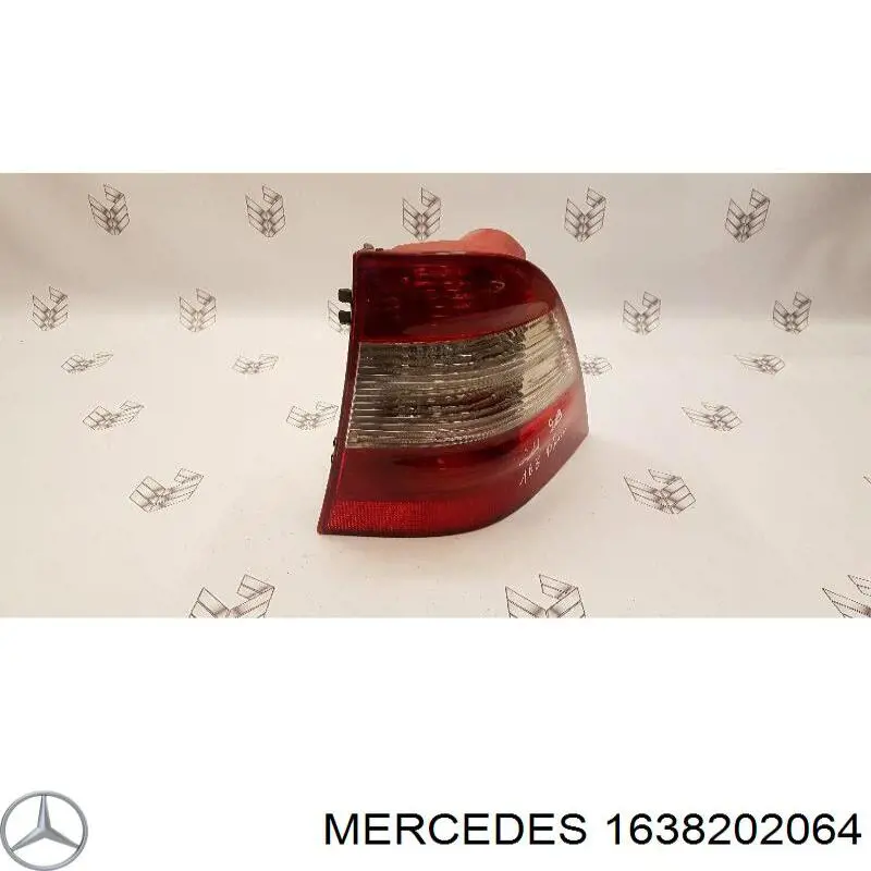 1638202064 Mercedes Lanterna traseira direita