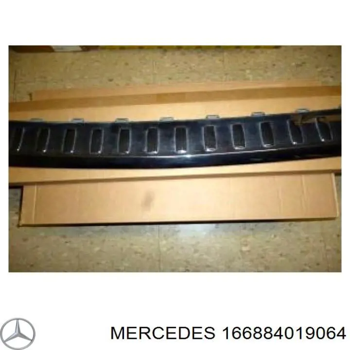 166884019064 Mercedes Placa sobreposta do pára-choque traseiro superior de proteção (degrau-grampo dobrável)