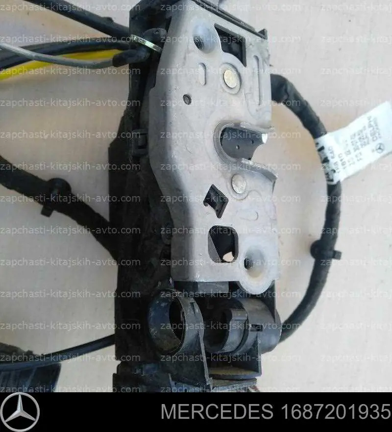 1687201935 Mercedes Fecho da porta dianteira esquerda