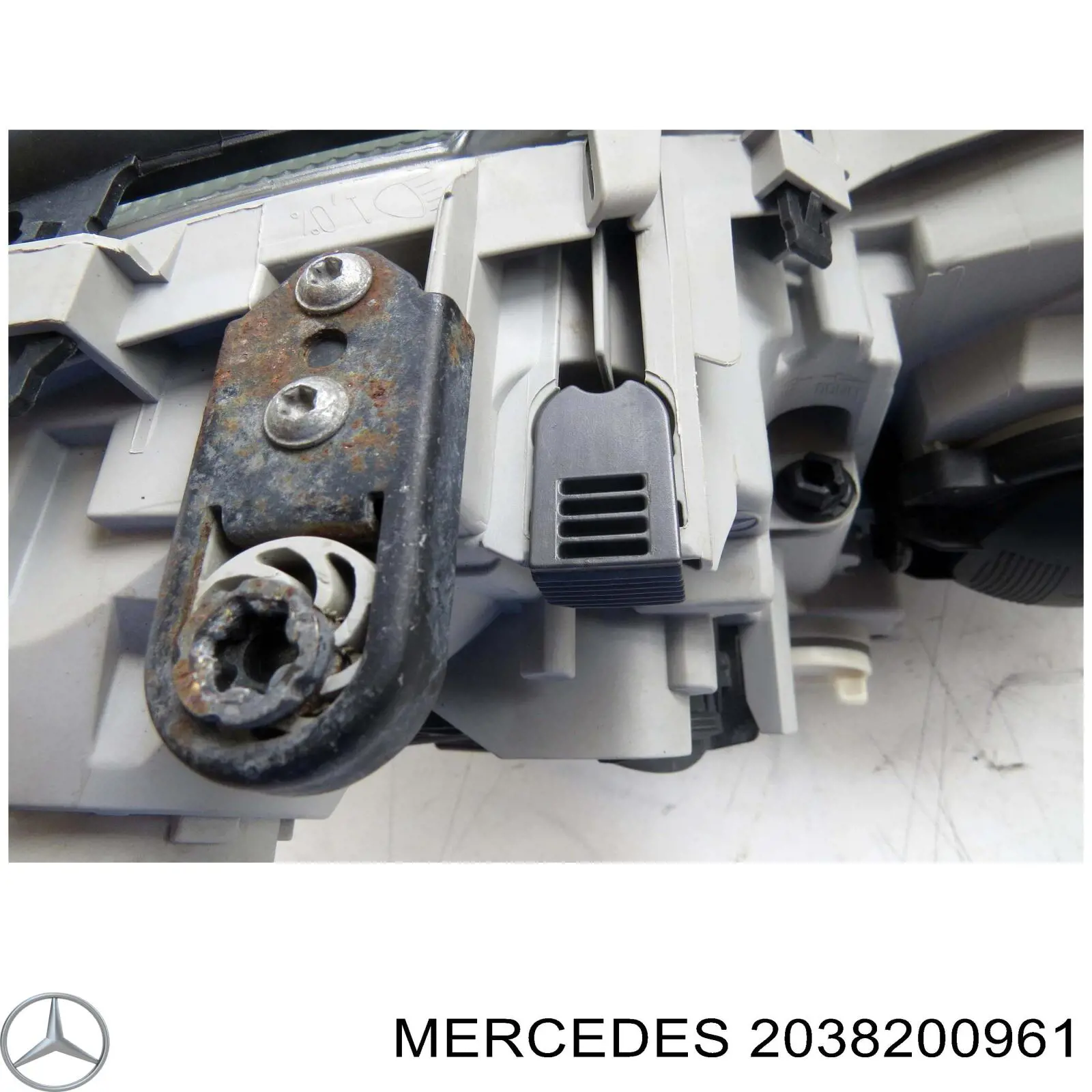 Luz esquerda A2038200961 Mercedes