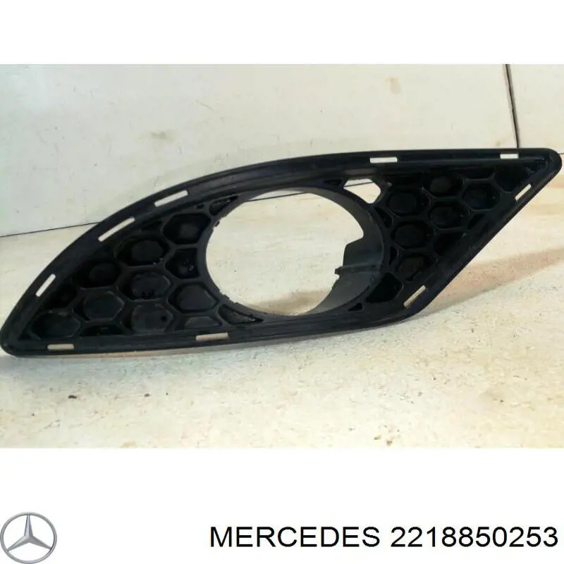 2218850253 Mercedes Tampão (grelha) das luzes de nevoeiro do pára-choque dianteiro direito