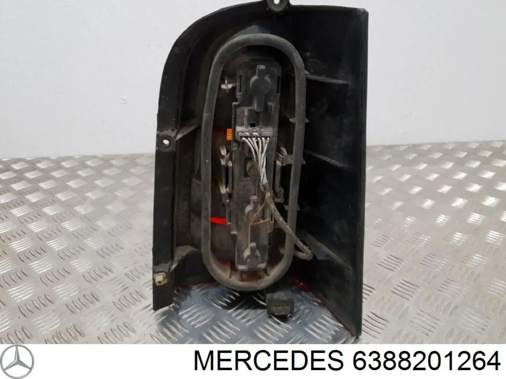 6388201264 Mercedes Lanterna traseira esquerda