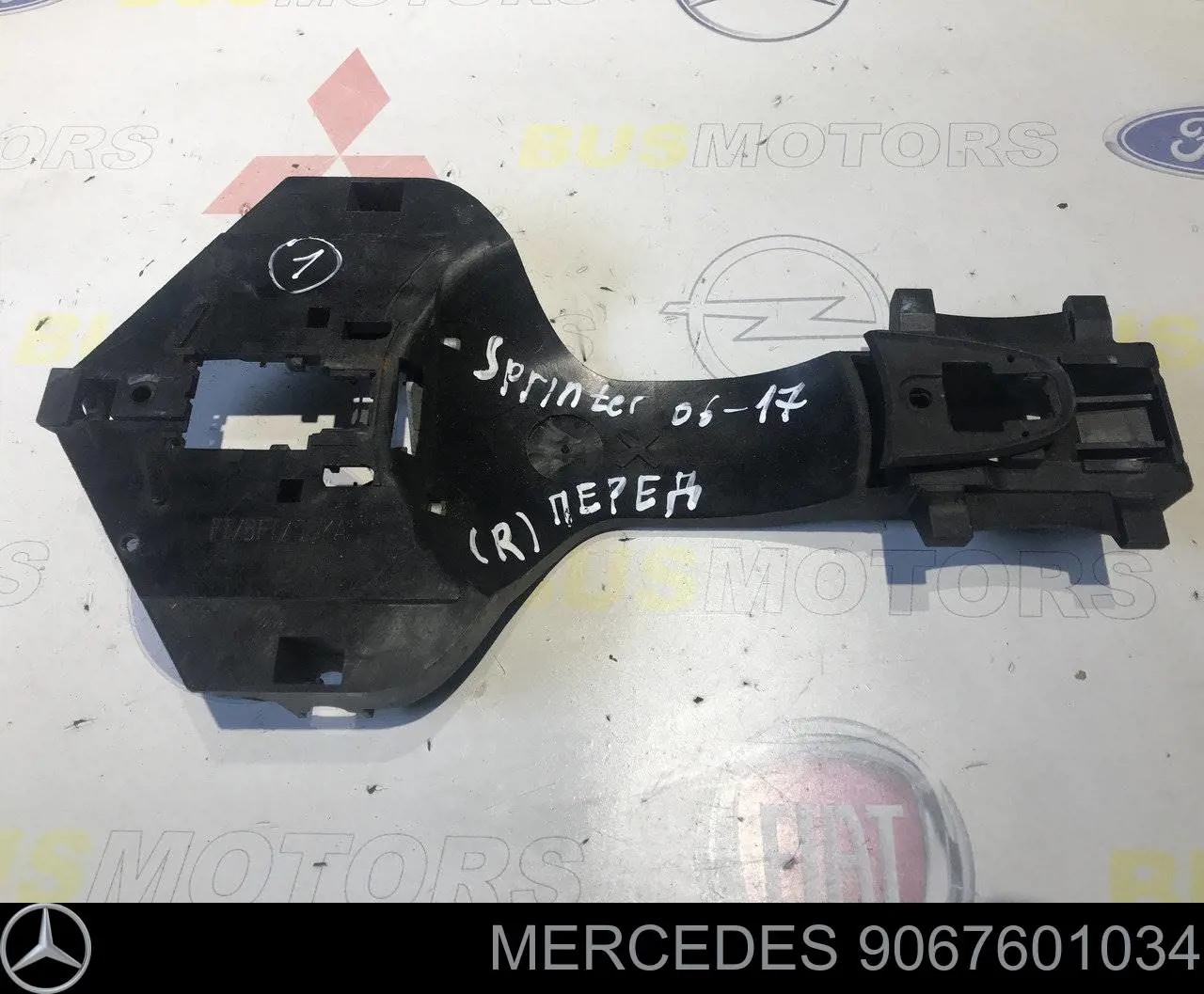 Compre 9067601034 VAG Suporte de maçaneta externa da porta dianteira direita