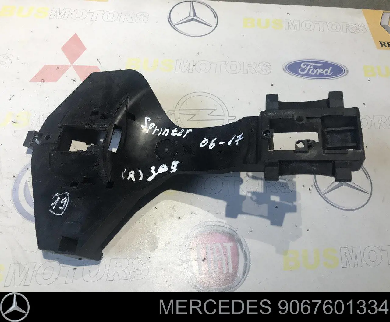 9067601334 Mercedes Suporte de maçaneta externa da porta batente traseira direita