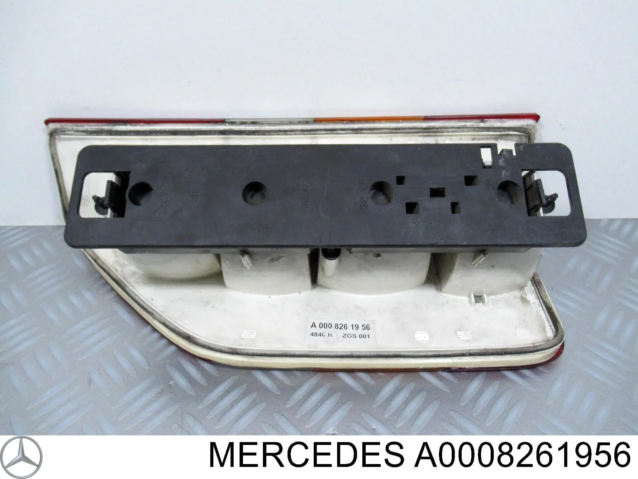 A0008261956 Mercedes Lanterna traseira direita