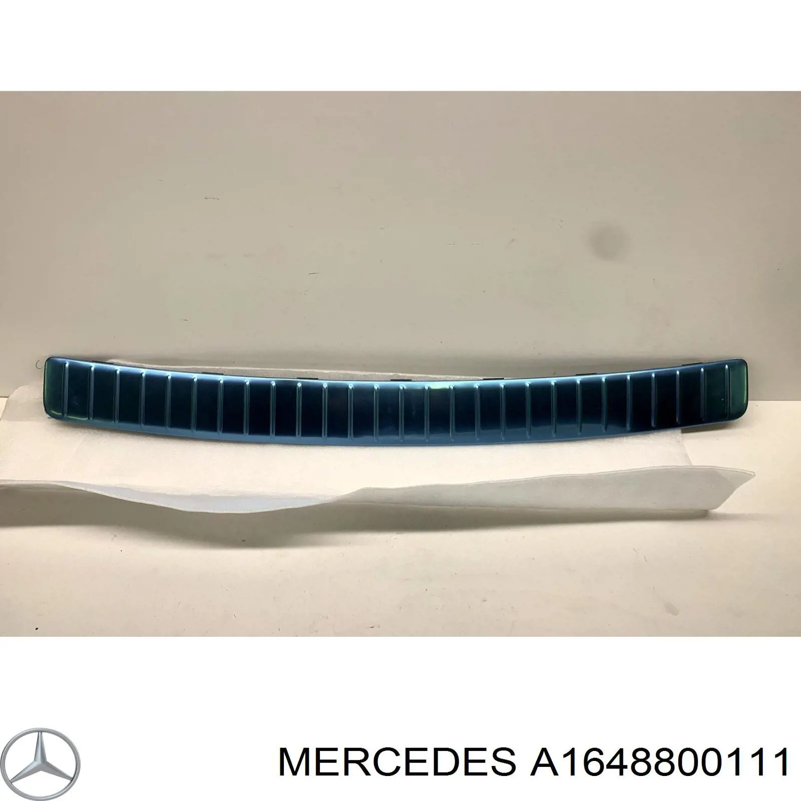 A1648800111 Mercedes Placa sobreposta do pára-choque traseiro superior de proteção (degrau-grampo dobrável)