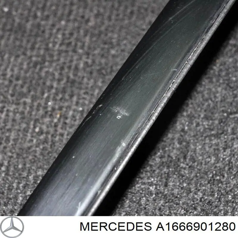 Compre A1666901280 Mercedes Moldura direita de pára-brisas