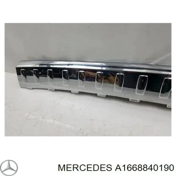 A1668840190 Mercedes Placa sobreposta do pára-choque traseiro superior de proteção (degrau-grampo dobrável)