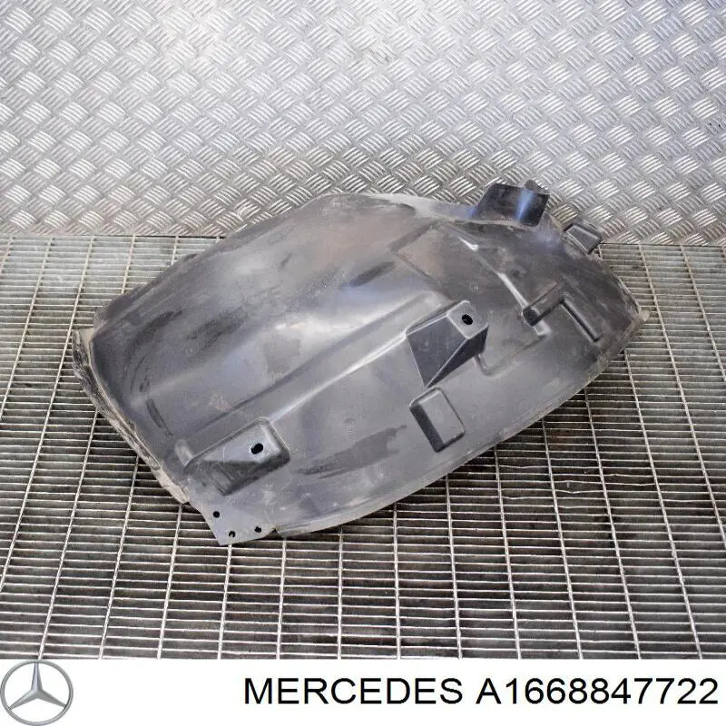 A1668847722 Mercedes Guarda-barras direito traseiro do pára-lama dianteiro