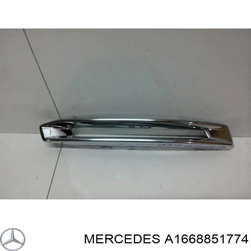 A1668851774 Mercedes Borda (orla) das luzes de nevoeiro esquerda
