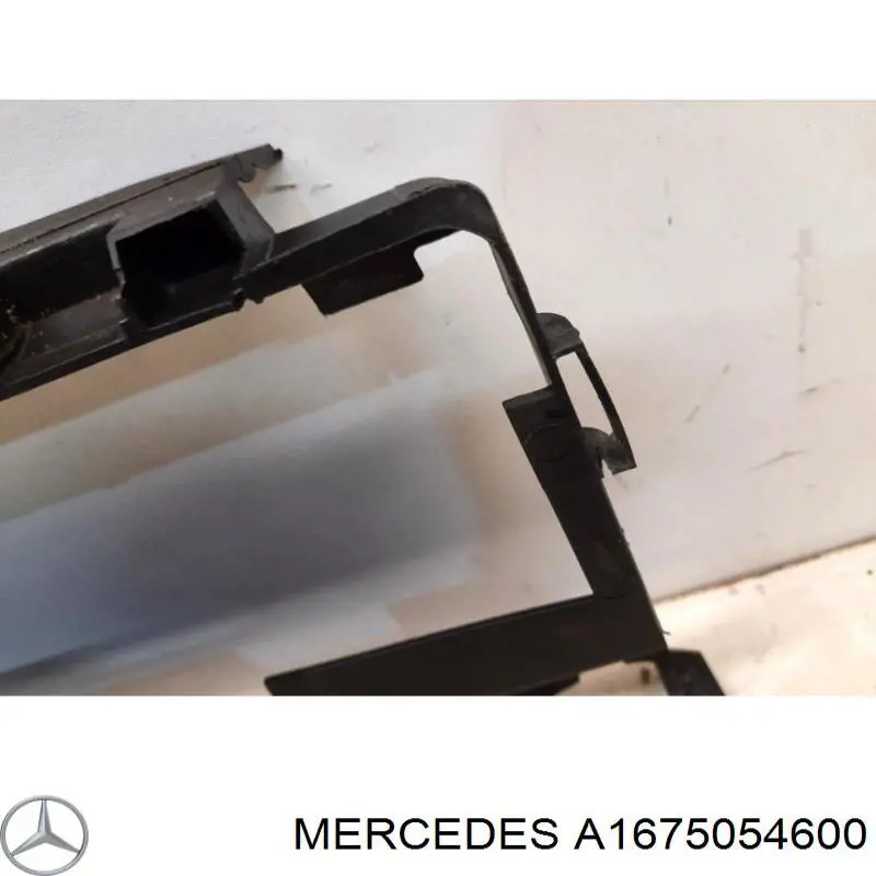 Conduto de ar (defletor) inferior do radiador A1675054600 Mercedes