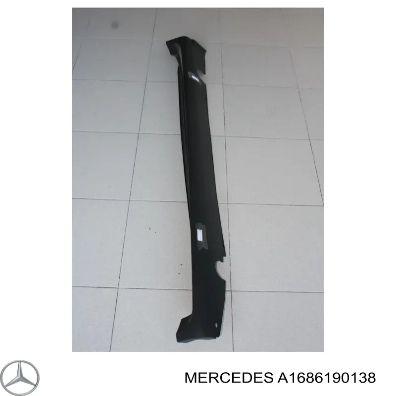 A1686190138 Mercedes Placa sobreposta (moldura) externa esquerda de acesso