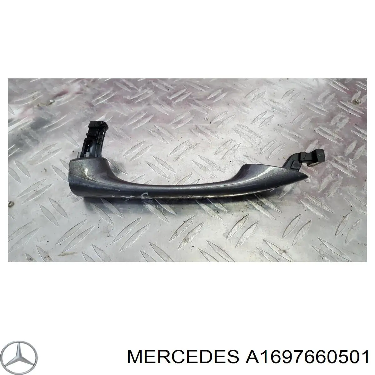 1697660501 Mercedes Maçaneta dianteira esquerda externa da porta