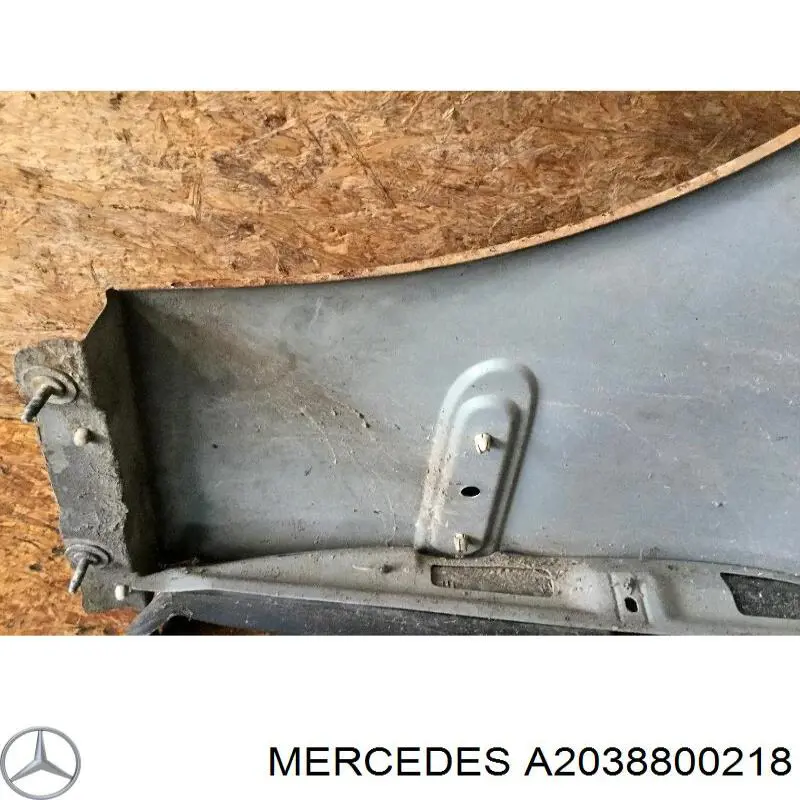 Pára-lama dianteiro direito Mercedes A2038800218 preço, a partir de 115,00 USD