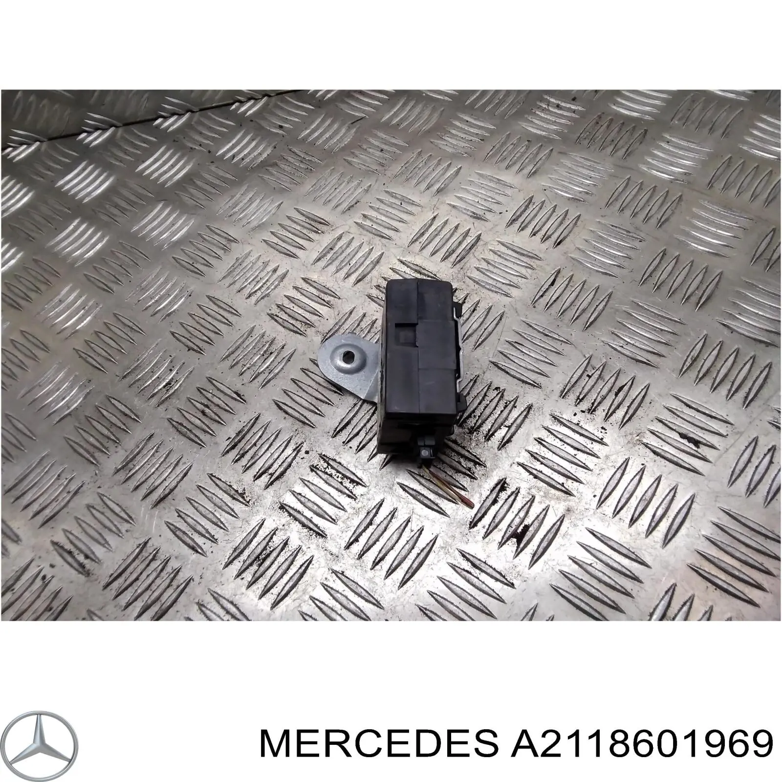 A2118601969 Mercedes Barra (fecho) dianteira de fixação da correia de segurança