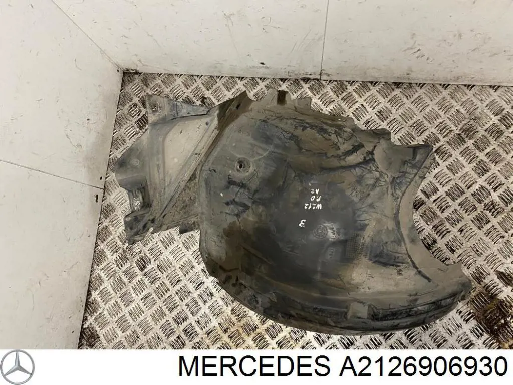 A2126906930 Mercedes Guarda-barras direito traseiro do pára-lama dianteiro