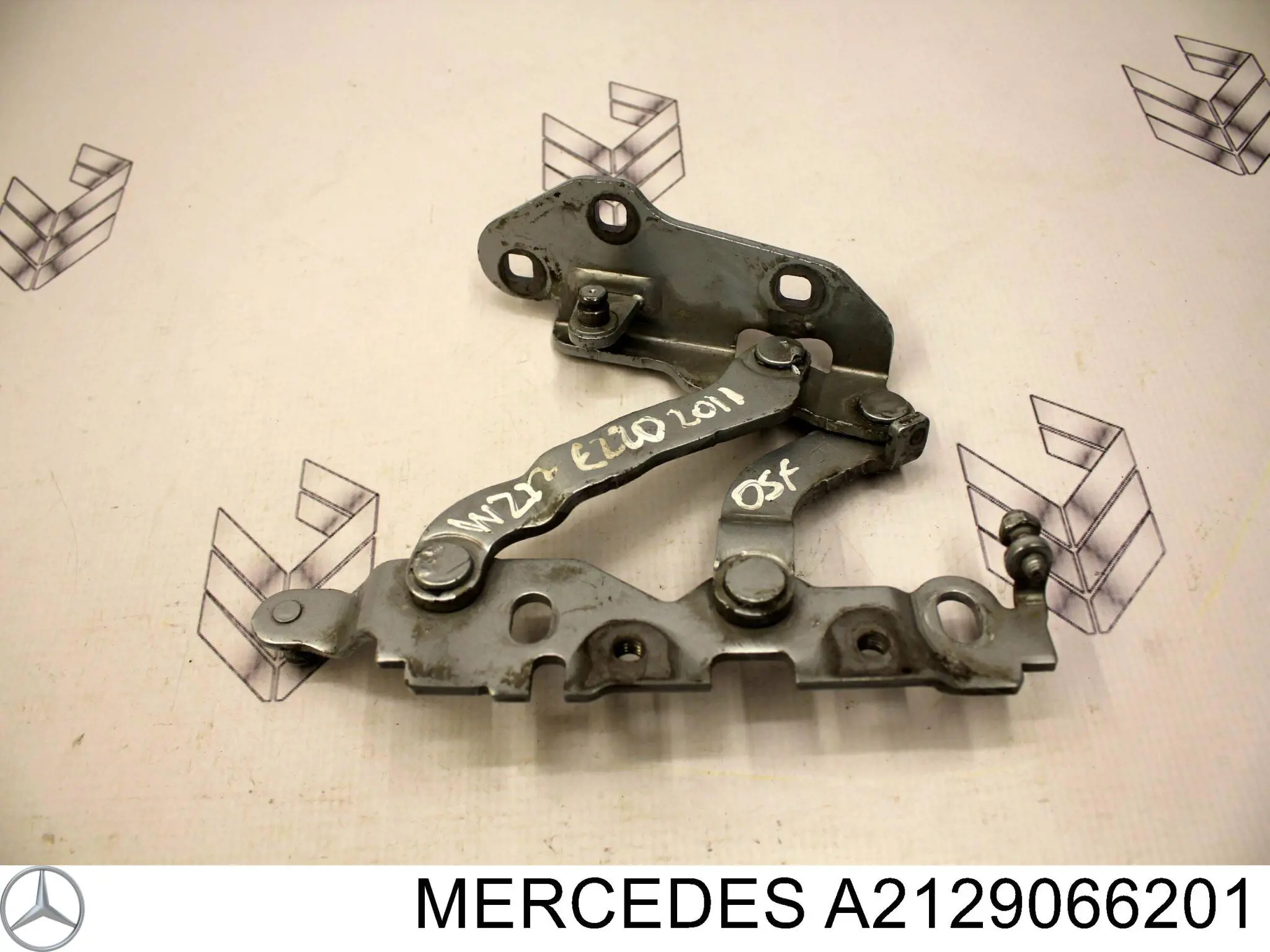 Pirotecnia do capô Mercedes A2129066201 preço, a partir de 81,72 USD
