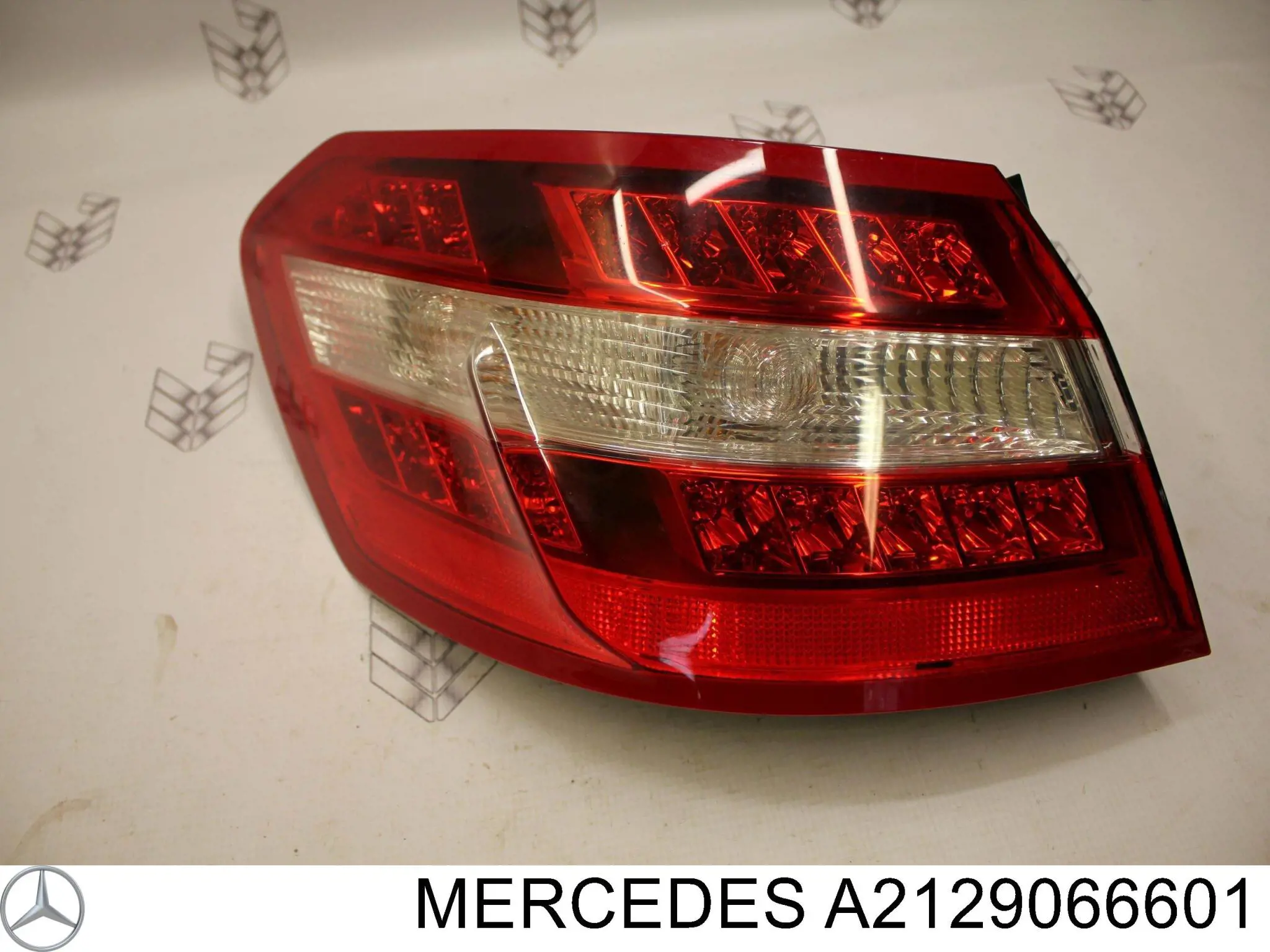A2129066601 Mercedes Lanterna traseira esquerda externa
