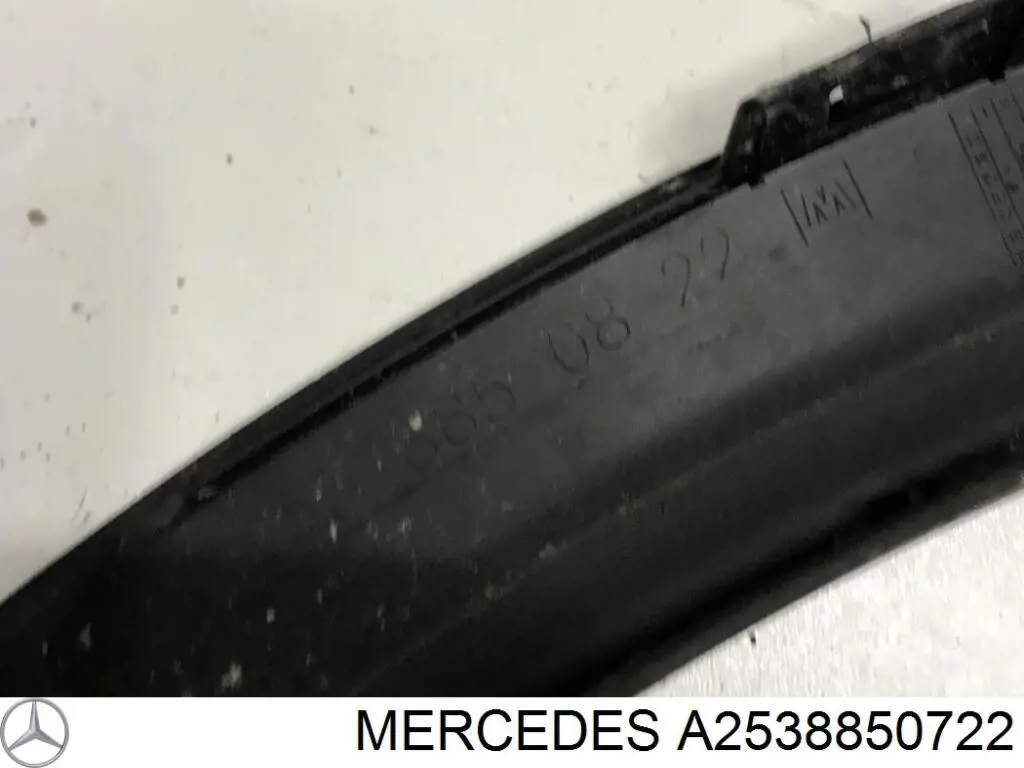 A2538850722 Mercedes Expansor esquerdo (placa sobreposta) de arco do pára-lama traseiro