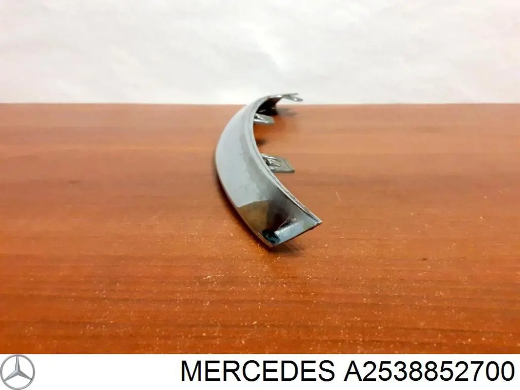 A2538852700 Mercedes Placa sobreposta esquerda do pára-choque dianteiro