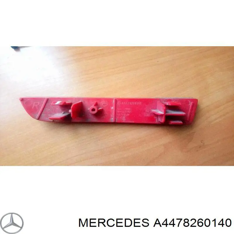 A4478260140 Mercedes Retrorrefletor (refletor) do pára-choque traseiro direito