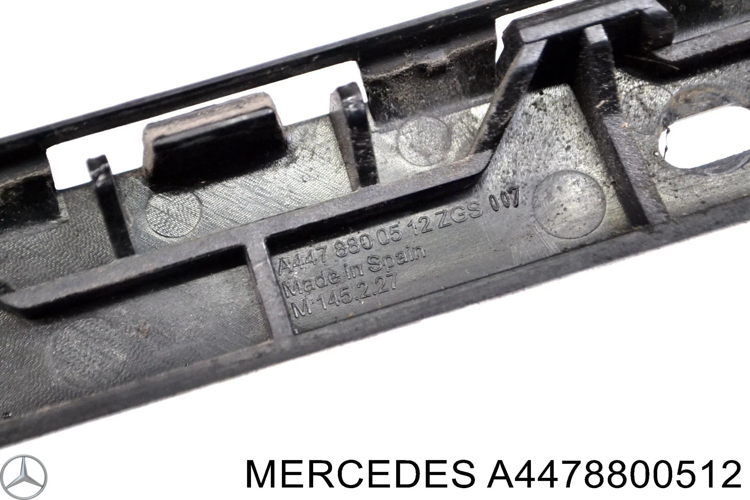 A4478800512 Mercedes Guia direita do pára-choque traseiro