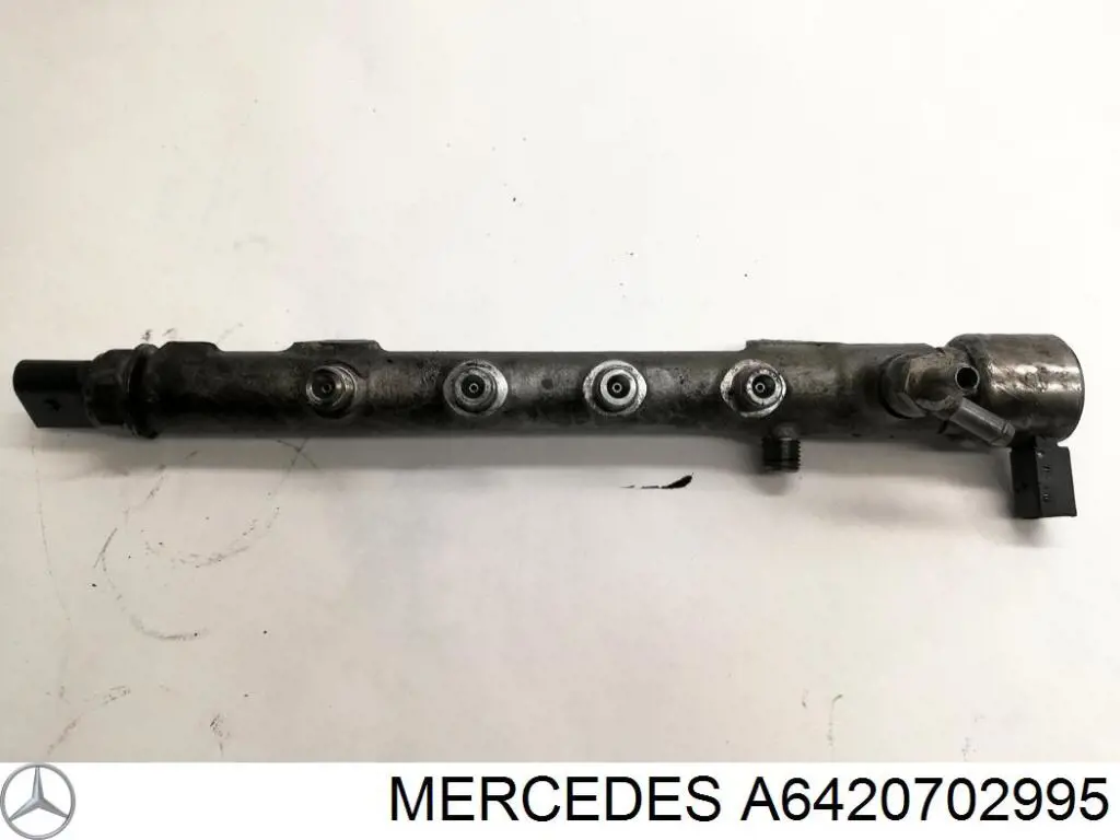 A6420702995 Mercedes Distribuidor de combustível (rampa) esquerdo