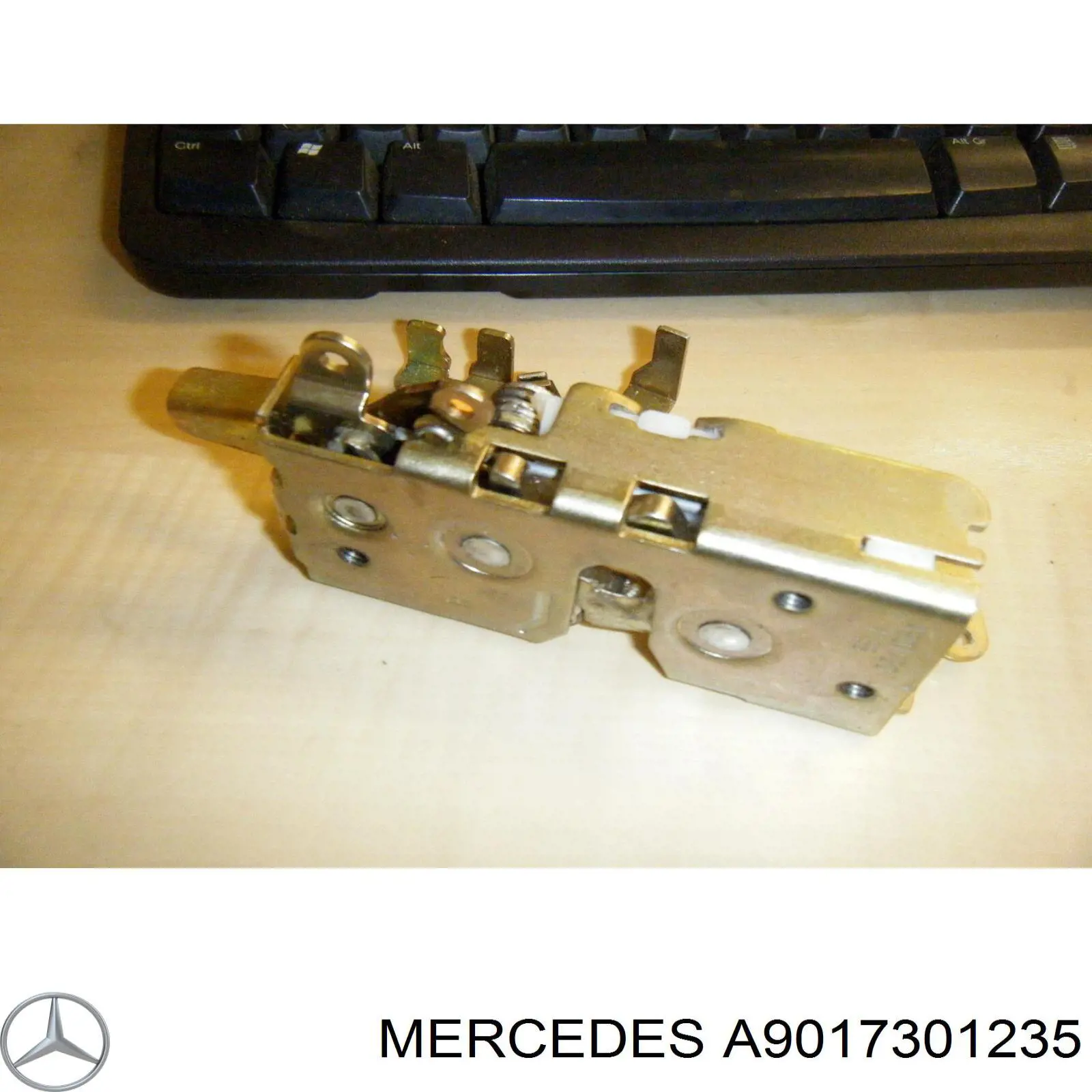 9017301235 Mercedes Fecho da porta dianteira esquerda