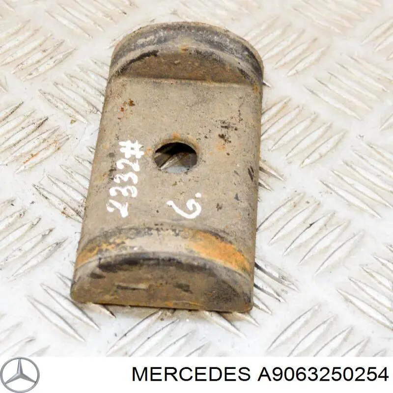 Placa de apoio para o estribo da suspensão de lâminas traseira Mercedes A9063250254 preço, a partir de 36,22 USD