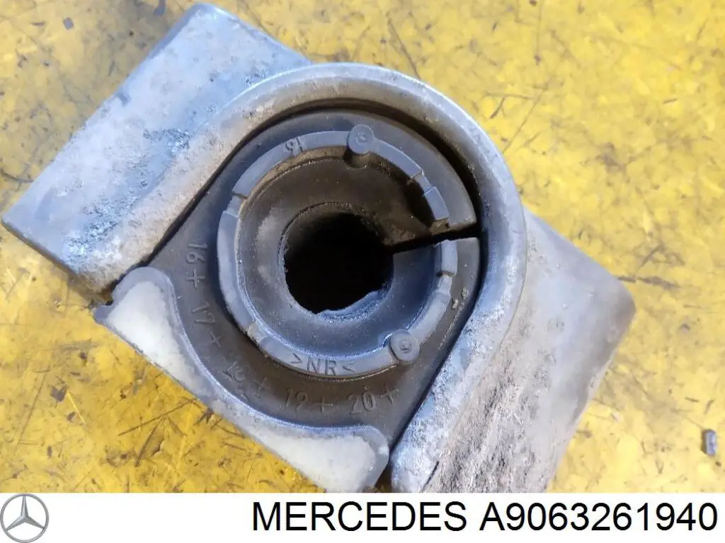 A9063261940 Mercedes Braçadeira de fixação da bucha de estabilizador traseiro