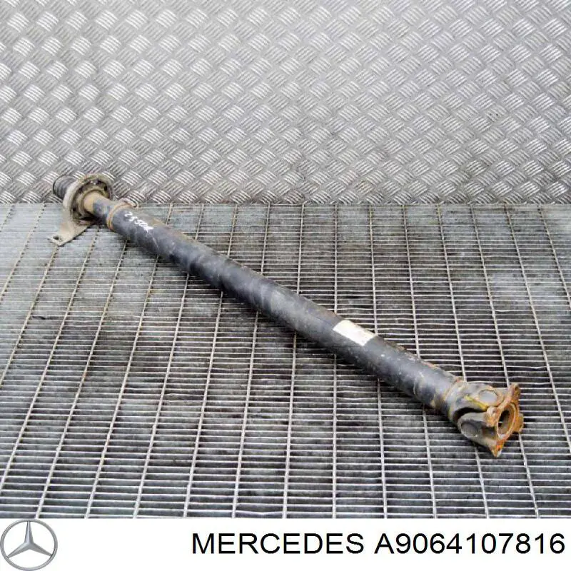 A9064107816 Mercedes Junta universal traseira montada