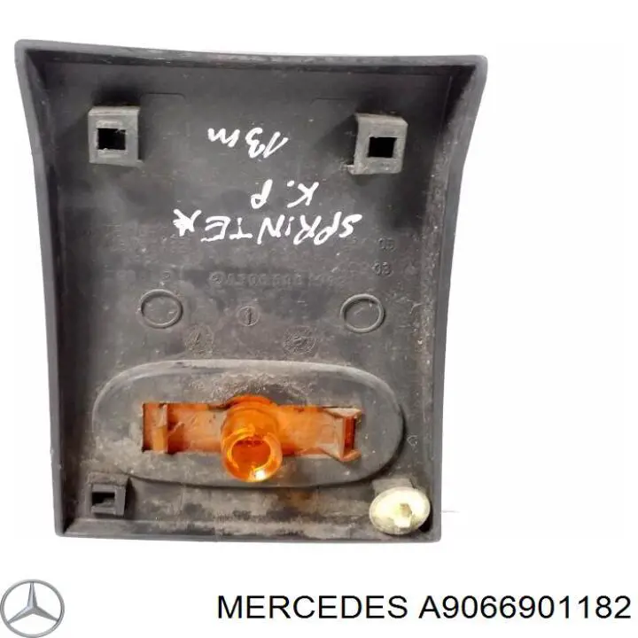 9066901182 Mercedes Placa sobreposta externa dianteira esquerda de suporte de carroçaria