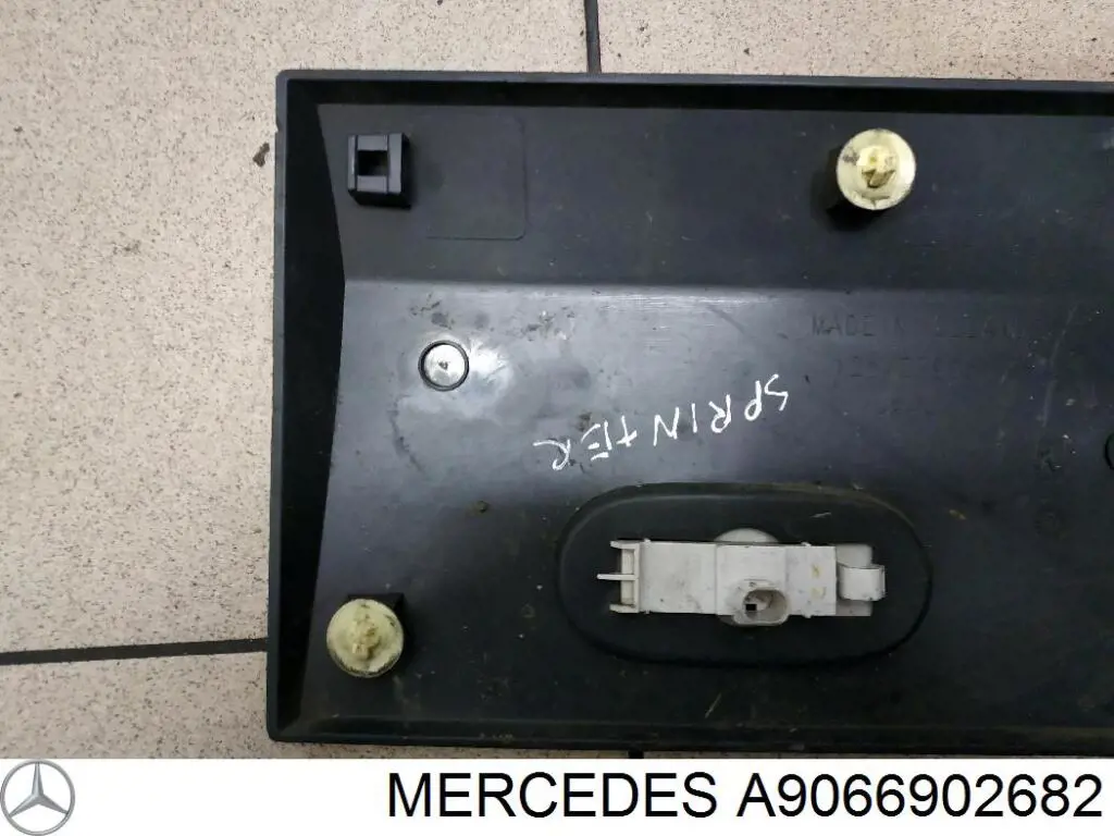 A9066902682 Mercedes Moldura do pára-lama traseiro direito
