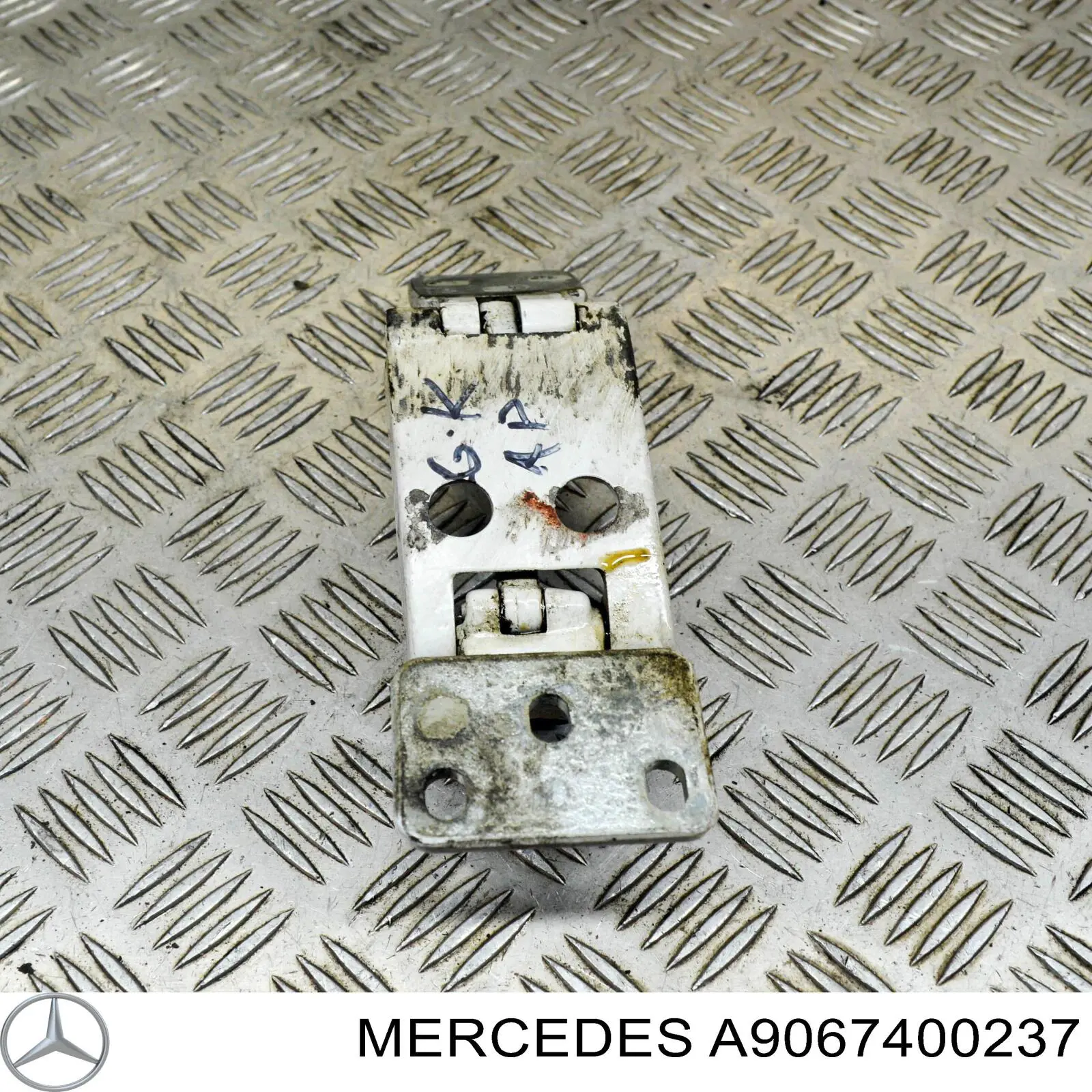 A9067400237 Mercedes Gozno esquerdo inferior da porta traseira (batente)