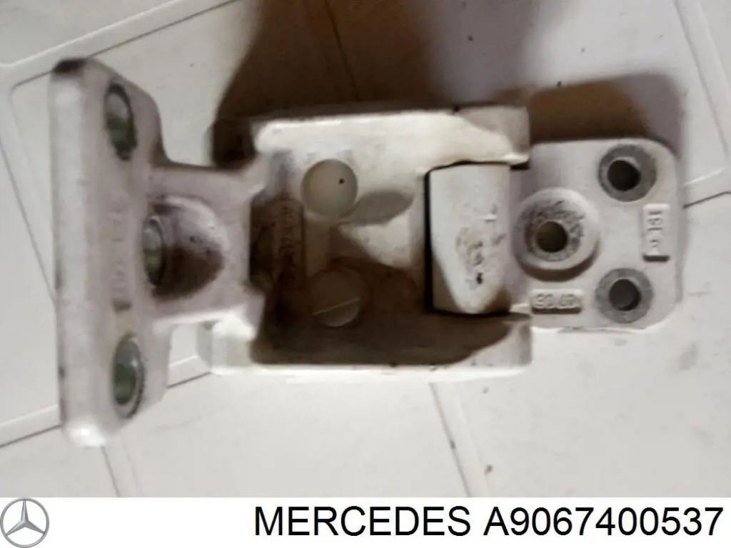 A9067400537 Mercedes Gozno direito superior da porta traseira (batente)