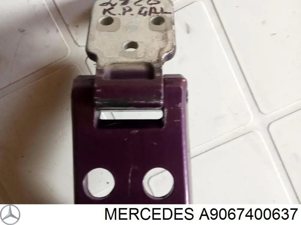 9067400637 Mercedes Gozno esquerdo inferior da porta traseira (batente)