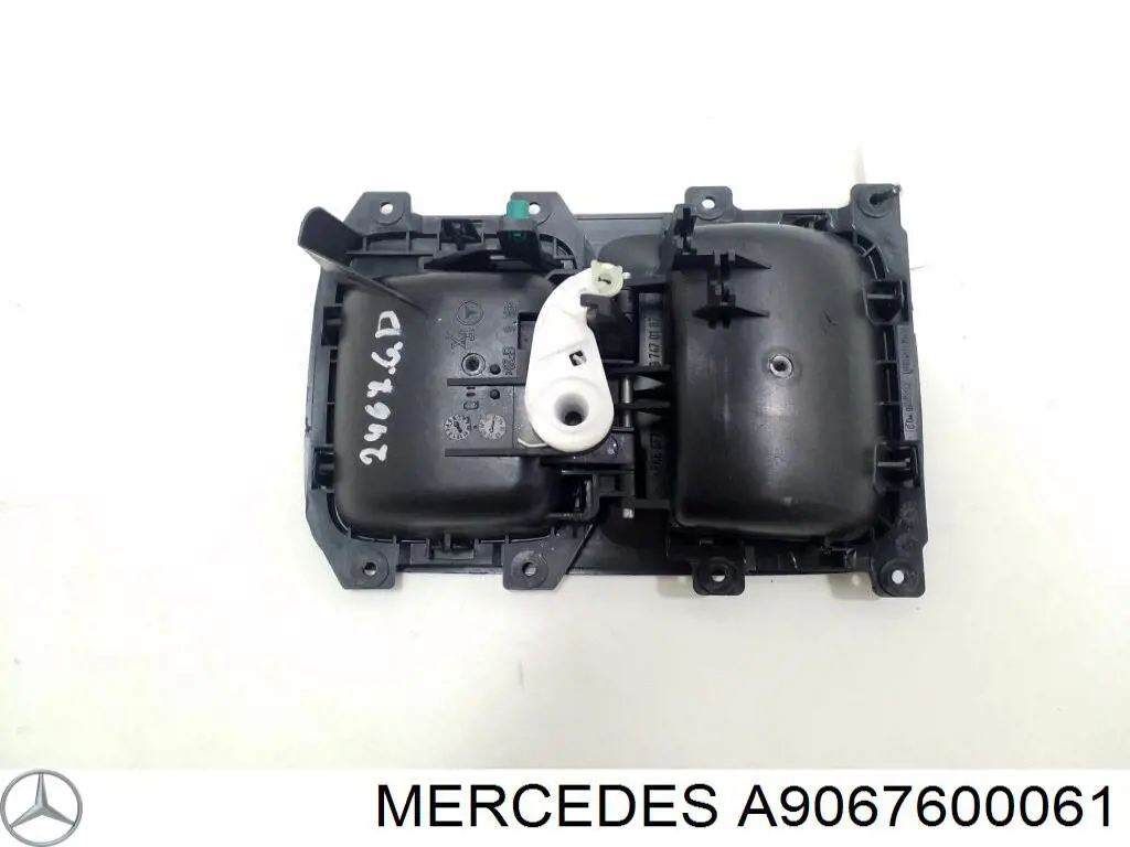 A9067600061 Mercedes Maçaneta direita interna da porta traseira (batente)