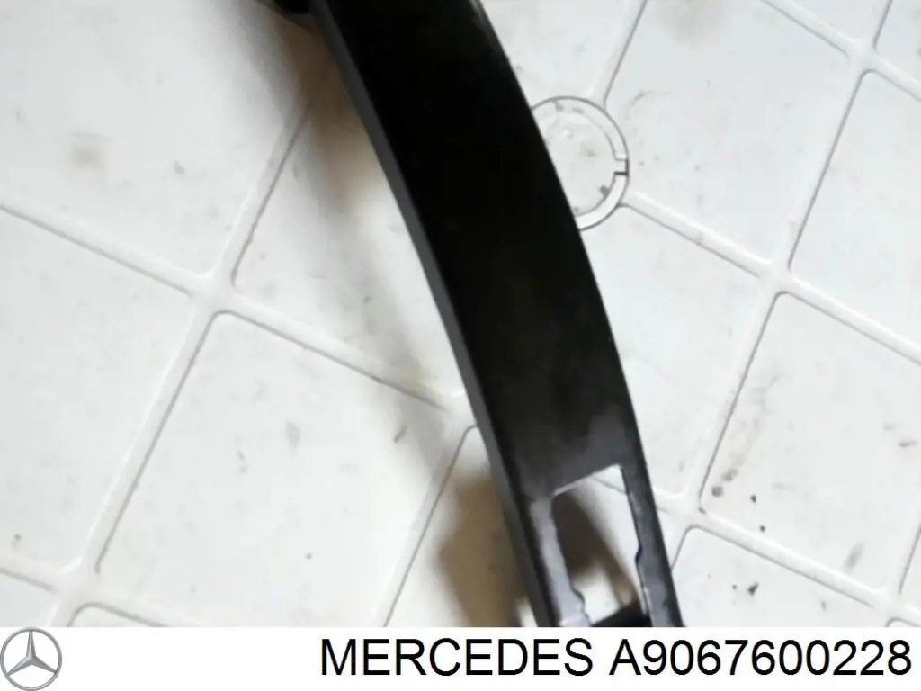 A9067600228 Mercedes Limitador de abertura de porta da seção de bagagem (furgão)