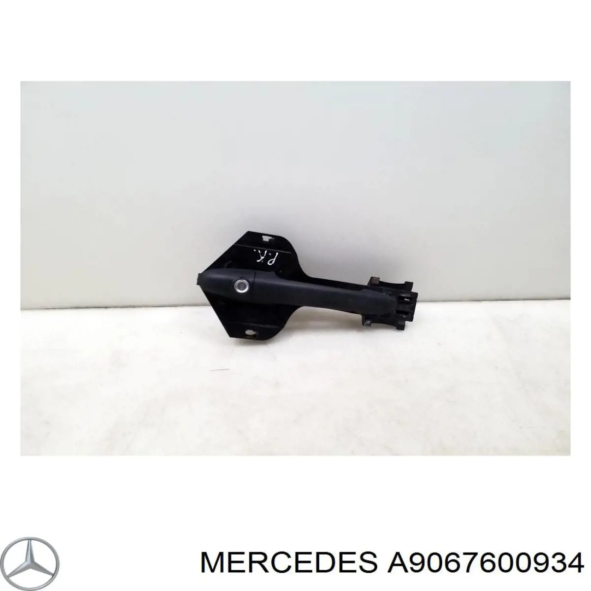 9067600934 Mercedes Suporte de maçaneta externa da porta dianteira esquerda